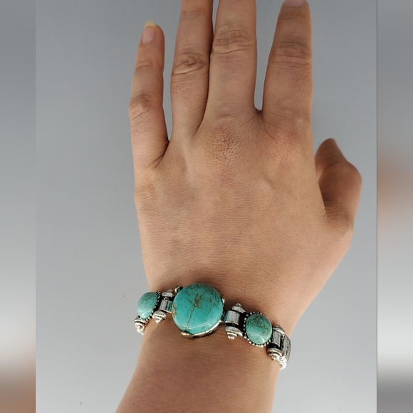 Turquoise Silvertone Bracelet and Earrings Set - Picture 5 of 11